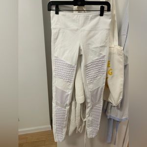 ALO moto mid rise leggings in white size M